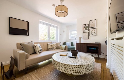 Hammersmith and Fulham Apartment | The Fulham Bolthole - Beckoning 2BDR Flat with Garden