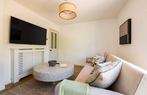 Hammersmith and Fulham Apartment | The Fulham Bolthole - Beckoning 2BDR Flat with Garden