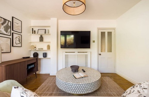 Hammersmith and Fulham Apartment | The Fulham Bolthole - Beckoning 2BDR Flat with Garden