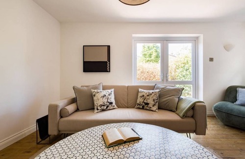 Hammersmith and Fulham Apartment | The Fulham Bolthole - Beckoning 2BDR Flat with Garden