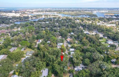 St. Augustine House | The Garden Cottage - Pet Friendly & 5 Mins to Town