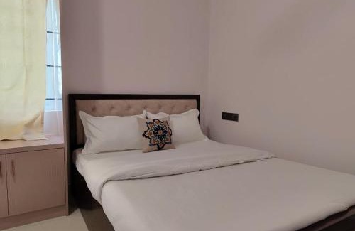 Hosur Apartment | The Garden Escape by StayJadePrivate PoolLawns