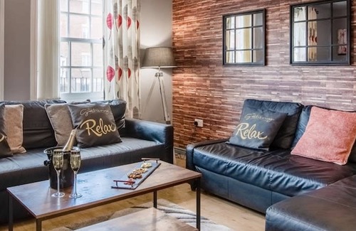 Chester Apartment | The Gathering Chester 3 Sleeps 14 Very Close to City Centre