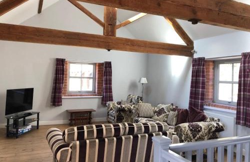 Cottingham House | The Granary, Wolds Way Holiday Cottages, spacious 3 bed cottage