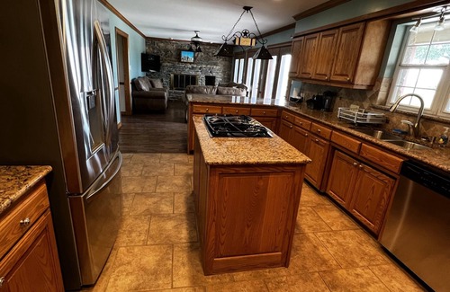 Graford House | The Grassy Ridge House. Only 5 min from Rocker B Baseball Ranch! Sleeps up to 18