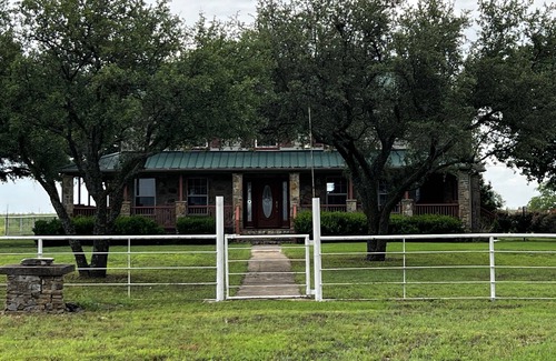 Graford House | The Grassy Ridge House. Only 5 min from Rocker B Baseball Ranch! Sleeps up to 18
