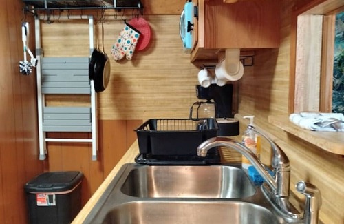 Big Island House | The Groovy Getaway close to James River - Trails