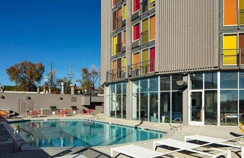 Jefferson Park Apartment | The Groovy Getaway
