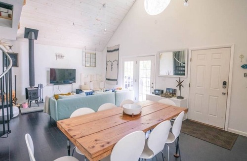 Saugerties House | The Grove: Modern Lofted Cottage w/fire pit & 30 Min from Hunter Mountain