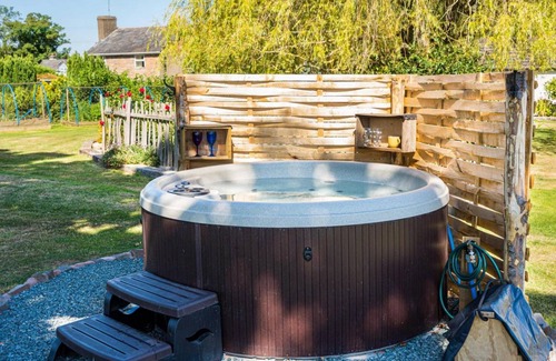 Whitestone Apartment | The Hideaway Hut - 1 Bed Shepherds Hut - Dodmarsh
