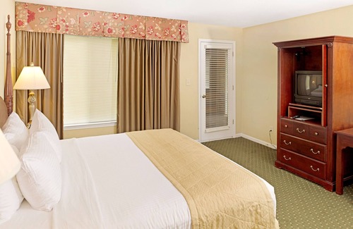 Berkeley Resort | The Historic Powhatan Williamsburg-2 BDR 1KG 2TW DELUXE SUITE W/ROLL-IN SHOWER