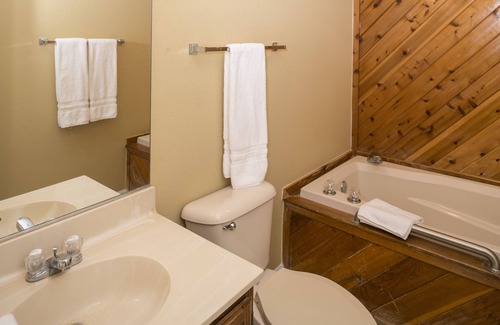 Berkeley Resort | The Historic Powhatan Williamsburg-2 BDR 1KG 2TW DELUXE SUITE W/ROLL-IN SHOWER