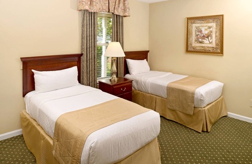 Berkeley Resort | The Historic Powhatan Williamsburg-2 BDR 1KG 2TW DELUXE SUITE W/ROLL-IN SHOWER