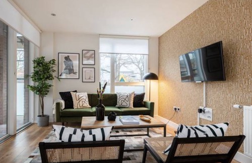 Haggerston Apartment | The Hoxton Docks - Modern & Bright 1BDR Flat With Study Room & Balcony
