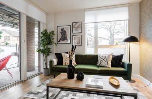 Haggerston Apartment | The Hoxton Docks - Modern & Bright 1BDR Flat With Study Room & Balcony
