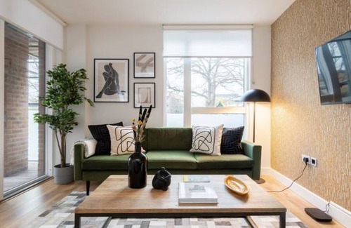 Haggerston Apartment | The Hoxton Docks - Modern & Bright 1BDR Flat With Study Room & Balcony