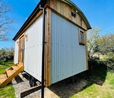 Goodwick House | The Hut@Trefechan Wen - Coastal Coziness!