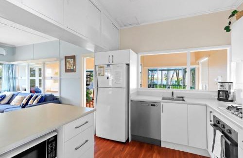 Sanctuary Point House | The Ideal Spot- Pet Friendly Waterfront with Retro Styling