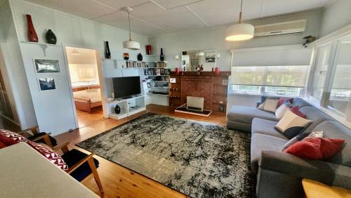 Sanctuary Point House | The Ideal Spot- Pet Friendly Waterfront with Retro Styling