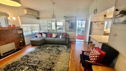 Sanctuary Point House | The Ideal Spot- Pet Friendly Waterfront with Retro Styling