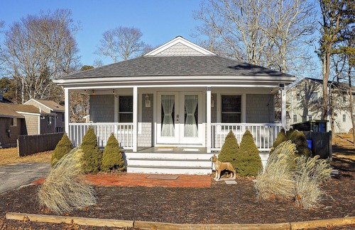 Monomoscoy Island Cottage | ★The Islander | Steps From Water, Fire Pit, AC★