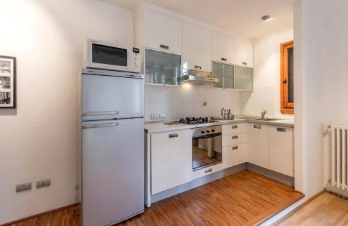 Le Cure Apartment | The Italian Courtyard with free parking nearby
