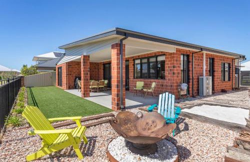 Dunsborough House | The Links - fairway views, walk to town, air-con