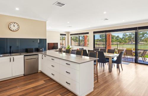 Dunsborough House | The Links - fairway views, walk to town, air-con