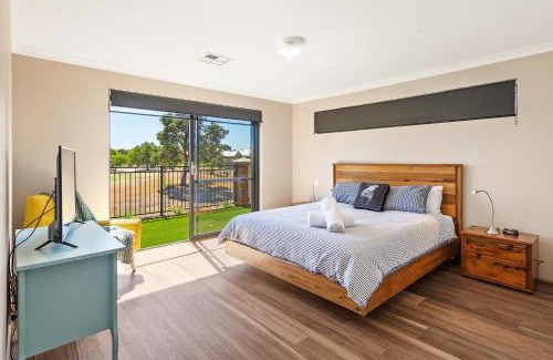 Dunsborough House | The Links - fairway views, walk to town, air-con