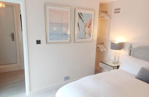 Swalecliffe House | The Little Limes - Ensuite Double Room Own Entrance in Art Deco House