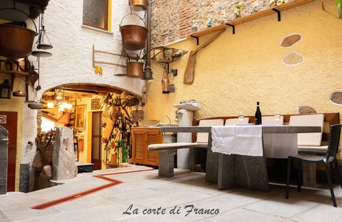 Brusimpiano Apartment | The Lodge [Franco's Court]