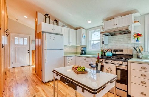 Dillon Beach Cabin | The Lookout~Remodeled Cozy & Charming BeachCabin!Walk to Beach!Views!Dog/WiFi