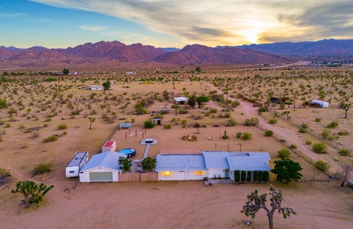 Joshua Tree House | The Magic Hour Home ⟫ Privte ⟫ spa ⟫ pool ⟫ Games.