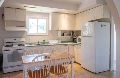 Niagara Falls House | The Maple Leaf House - Walking Distance to The Falls and Downtown!