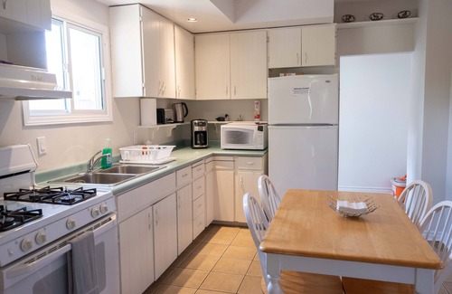 Niagara Falls House | The Maple Leaf House - Walking Distance to The Falls and Downtown!