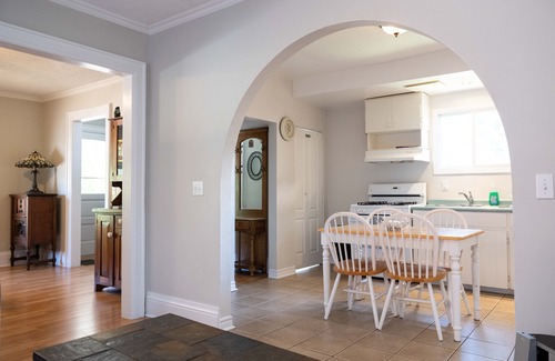 Niagara Falls House | The Maple Leaf House - Walking Distance to The Falls and Downtown!