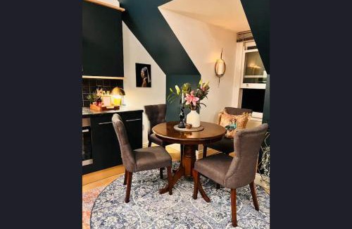 Frognal and Fitzjohns Apartment | The Maple Retreat - Hampstead