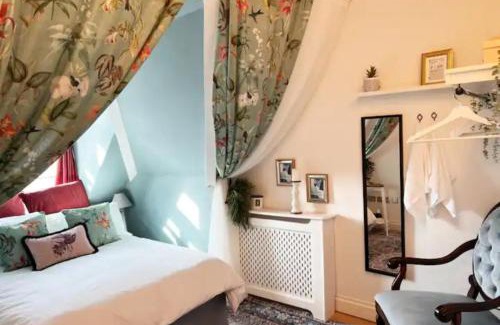 Frognal and Fitzjohns Apartment | The Maple Retreat - Hampstead