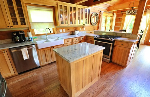 Cherokee Cabin | The Meadows: Scenic Views, Fire Pit, Luxury, King Beds