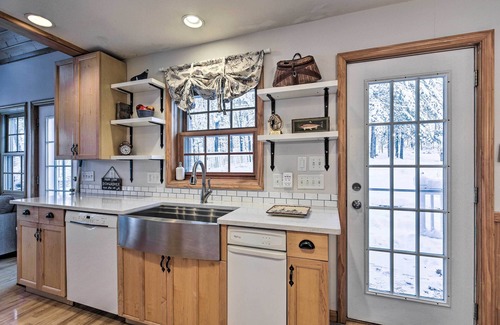 Hazelhurst Cabin | 'The Minocqua Blue House' w/Private Beach & Pier