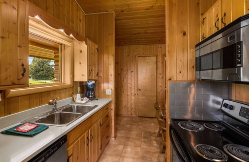 Ennis Cabin | The Mountainside II deluxe is a spacious log cabin 2 bed/2bath