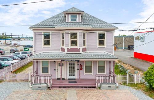 Stanwood Apartment | The Nighthawk Eyrie
