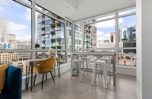 Downtown Toronto Apartment | The Noho Entertainment District