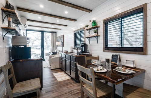 Waco Apartment | The Oaks Helm Model Container Home 12 min to Magnolia Market