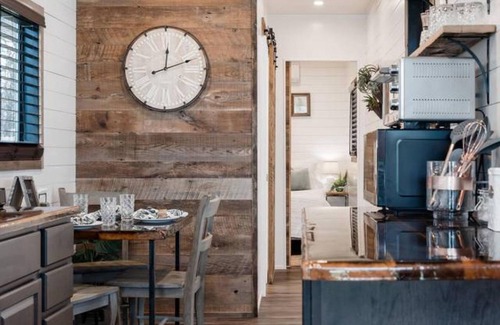 Waco Apartment | The Oaks Helm Model Container Home 12 min to Magnolia Market
