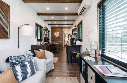 Waco Apartment | The Oaks Helm Model Container Home 12 min to Magnolia Market