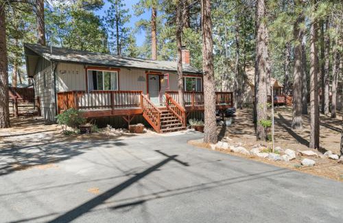 The Village Ski Chalet | The Oasis Chalet - Walking distance to The Village, The Lake, and Alpine Slide!