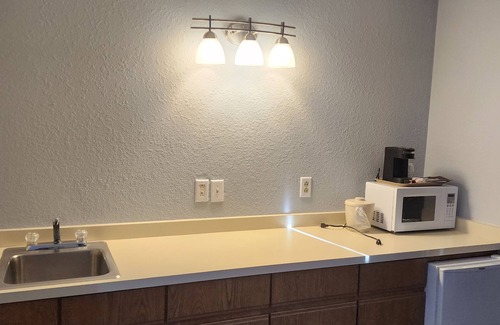 Sheboygan Falls Hotel | The Oasis Hotel & Bar