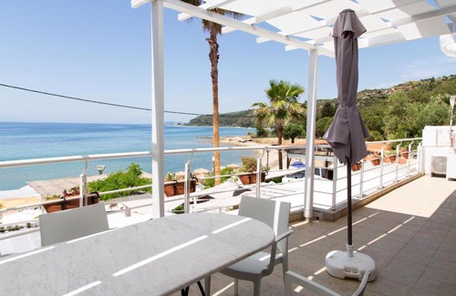 Kassandra Apartment | The Ocean Beach House