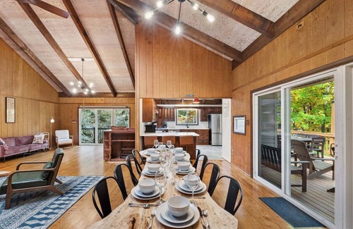 Kabletown Cabin | The Oculus - Huge Cabin with a Hot Tub!